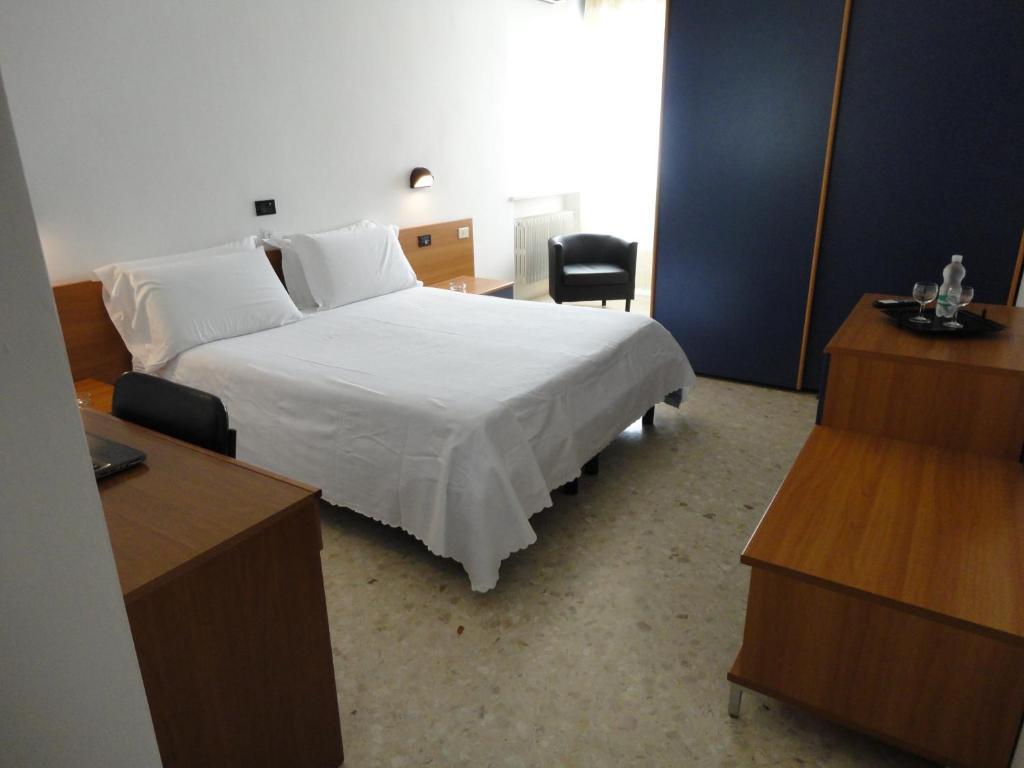 Hotel Riviera Bari Habitación foto